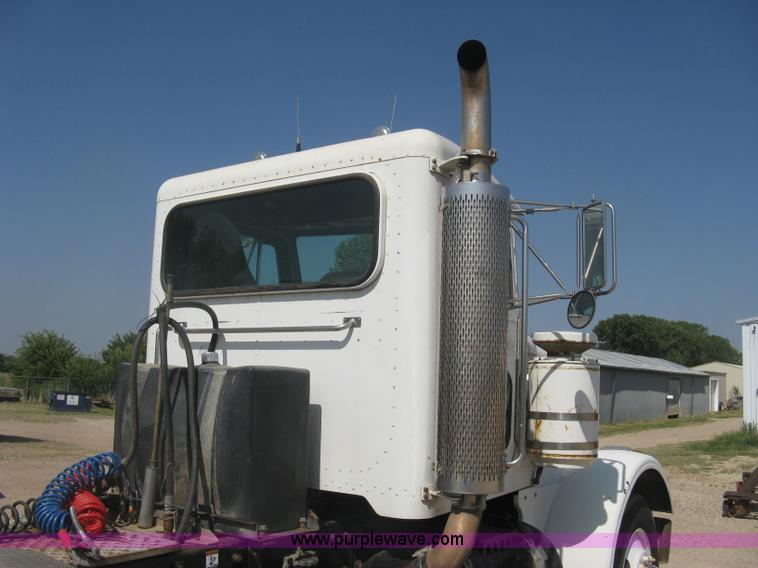 image for item K8709 1996 Peterbilt 357 semi truck