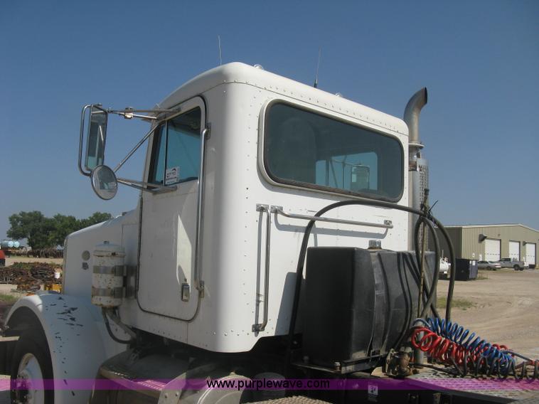 image for item K8709 1996 Peterbilt 357 semi truck