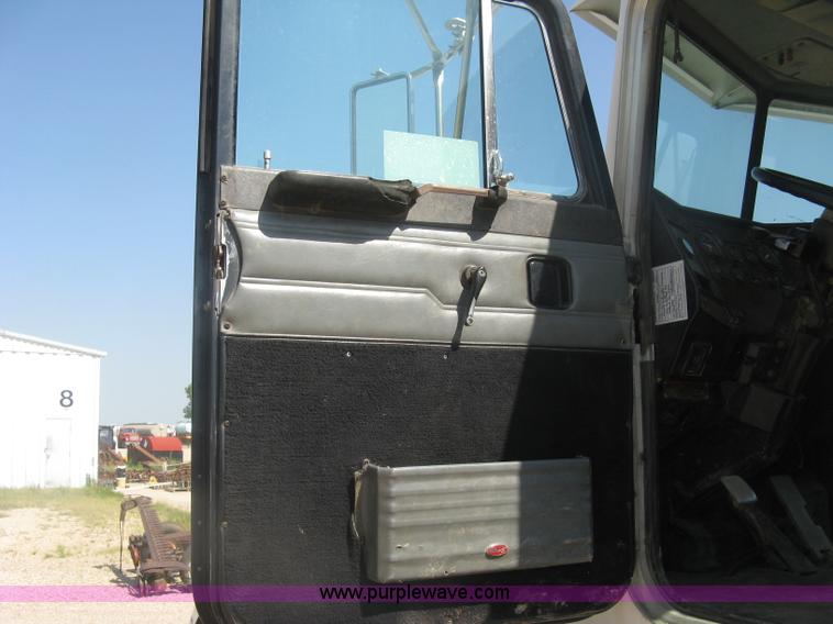 image for item K8709 1996 Peterbilt 357 semi truck