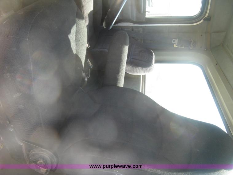 image for item K8709 1996 Peterbilt 357 semi truck