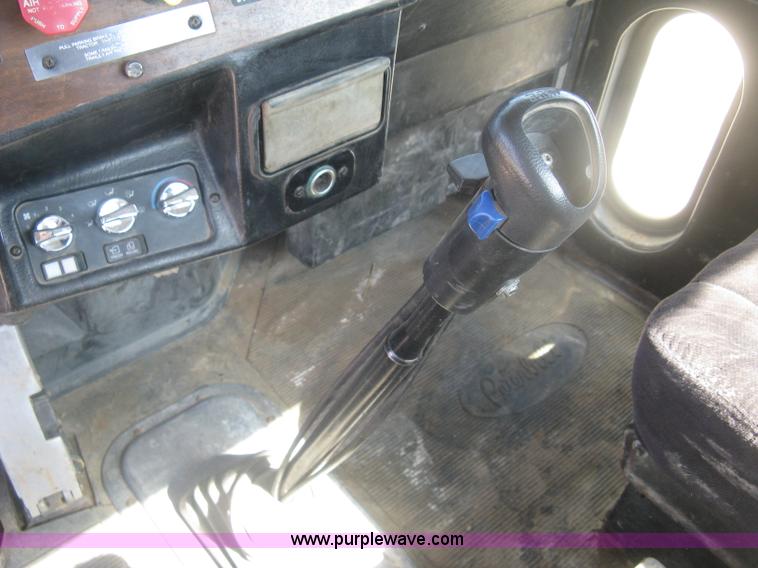 image for item K8709 1996 Peterbilt 357 semi truck