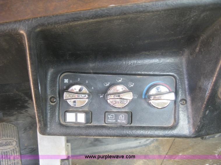 image for item K8709 1996 Peterbilt 357 semi truck