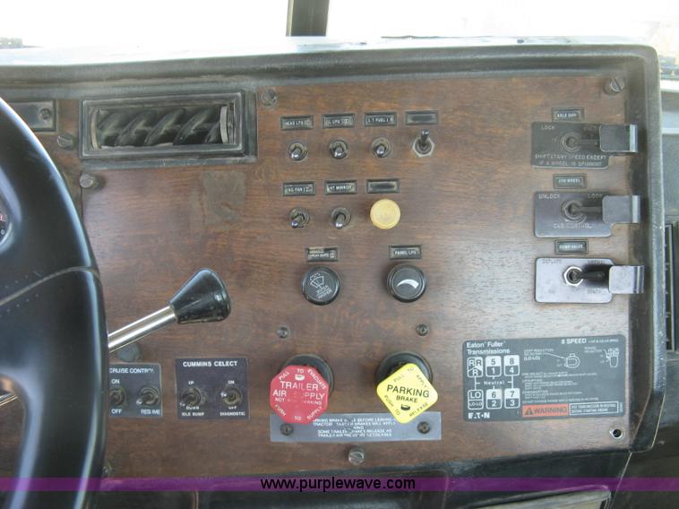 image for item K8709 1996 Peterbilt 357 semi truck