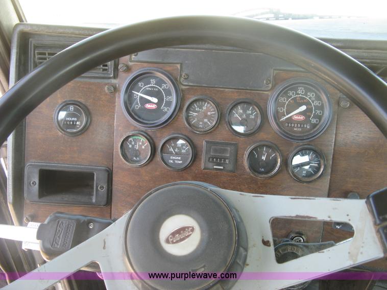 image for item K8709 1996 Peterbilt 357 semi truck
