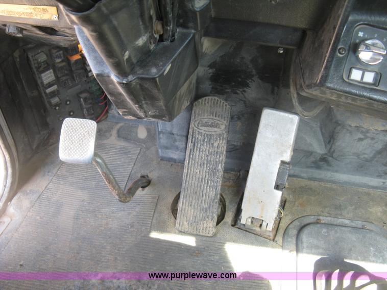 image for item K8709 1996 Peterbilt 357 semi truck