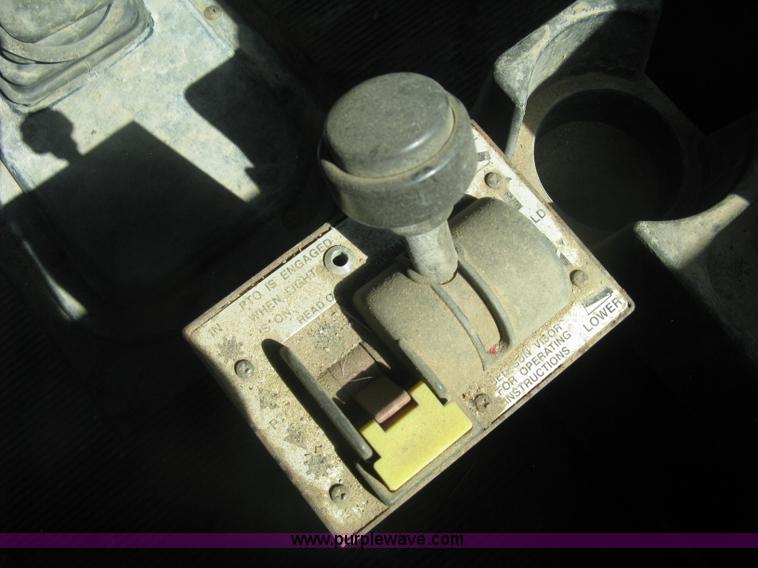 image for item K8709 1996 Peterbilt 357 semi truck