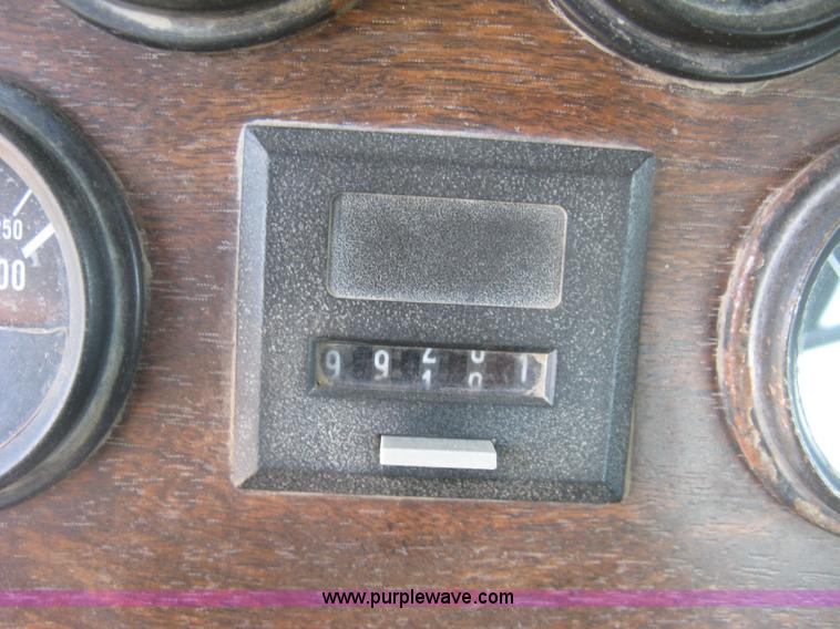 image for item K8709 1996 Peterbilt 357 semi truck