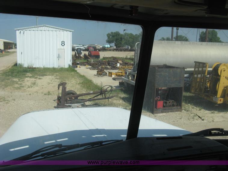 image for item K8709 1996 Peterbilt 357 semi truck