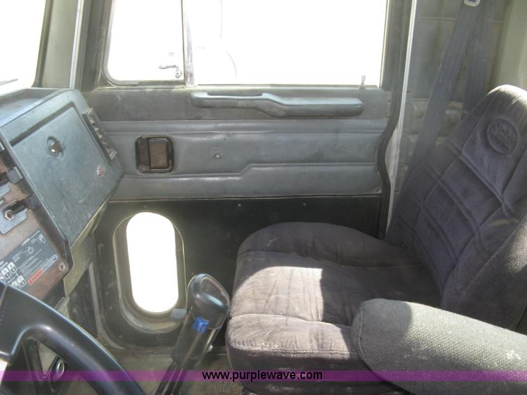 image for item K8709 1996 Peterbilt 357 semi truck