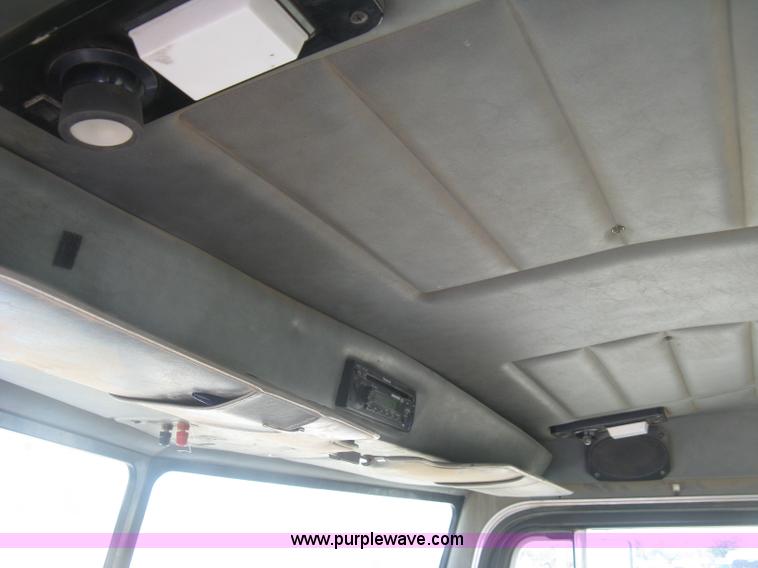 image for item K8709 1996 Peterbilt 357 semi truck