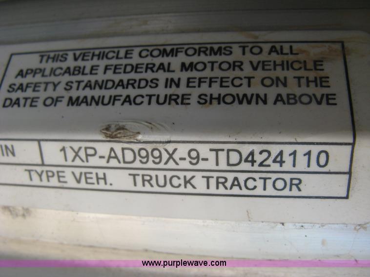 image for item K8709 1996 Peterbilt 357 semi truck