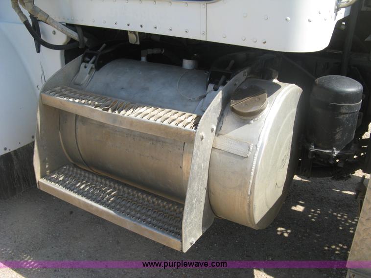 image for item K8709 1996 Peterbilt 357 semi truck