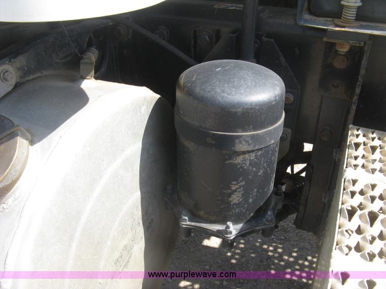 image for item K8709 1996 Peterbilt 357 semi truck