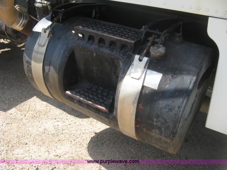 image for item K8709 1996 Peterbilt 357 semi truck