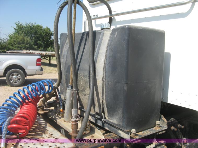 image for item K8709 1996 Peterbilt 357 semi truck