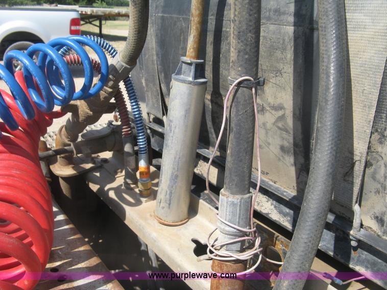 image for item K8709 1996 Peterbilt 357 semi truck