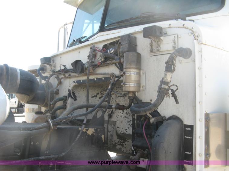 image for item K8709 1996 Peterbilt 357 semi truck