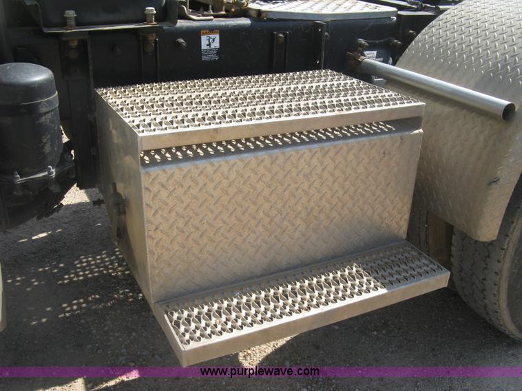 image for item K8709 1996 Peterbilt 357 semi truck