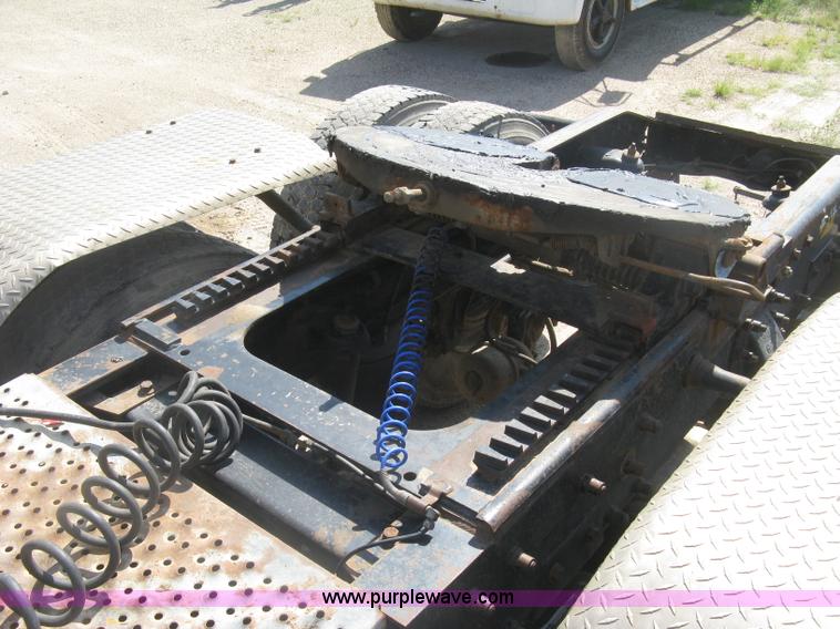 image for item K8709 1996 Peterbilt 357 semi truck