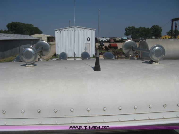 image for item K8709 1996 Peterbilt 357 semi truck