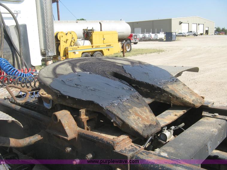 image for item K8709 1996 Peterbilt 357 semi truck