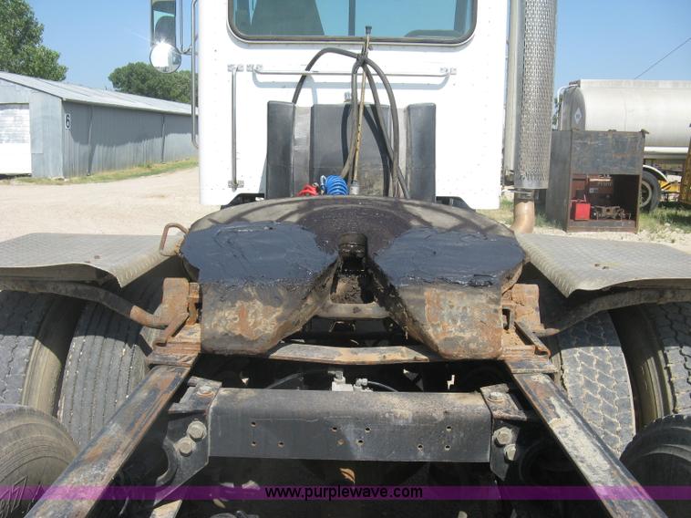 image for item K8709 1996 Peterbilt 357 semi truck