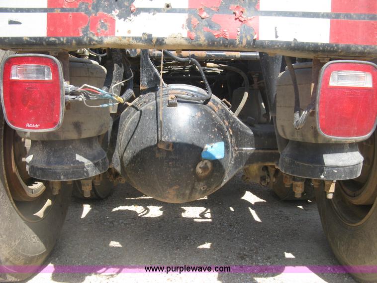 image for item K8709 1996 Peterbilt 357 semi truck