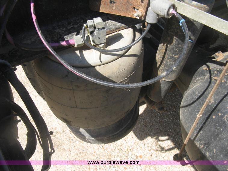 image for item K8709 1996 Peterbilt 357 semi truck