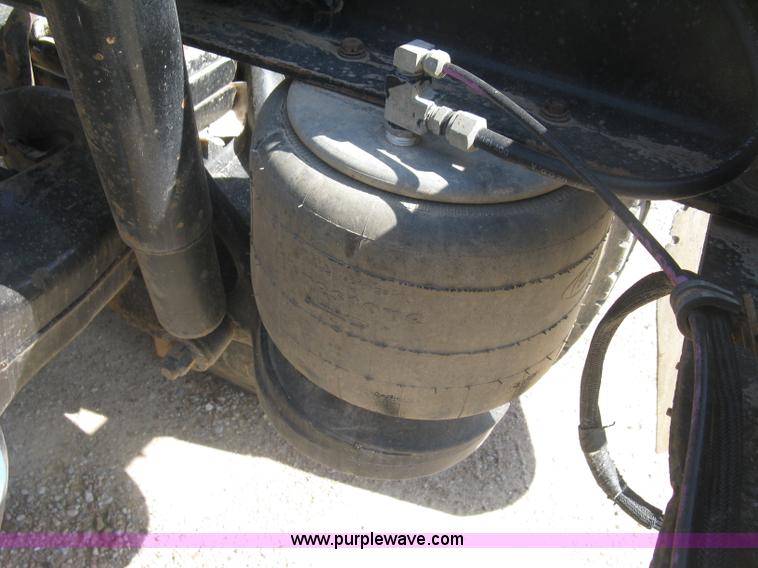 image for item K8709 1996 Peterbilt 357 semi truck