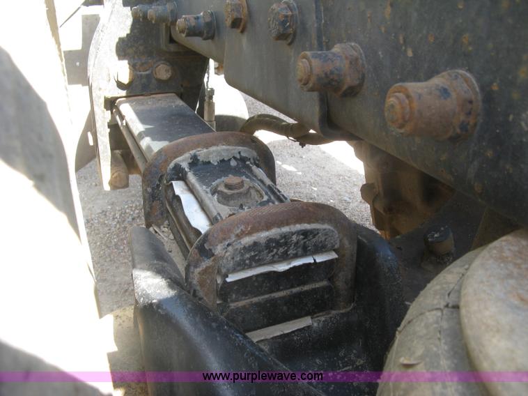 image for item K8709 1996 Peterbilt 357 semi truck