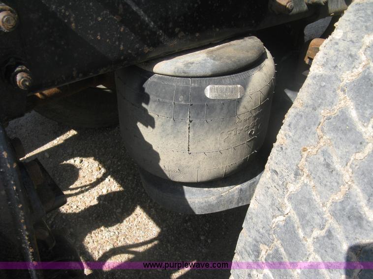 image for item K8709 1996 Peterbilt 357 semi truck