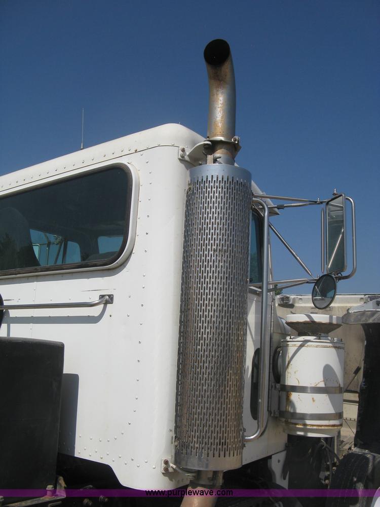 image for item K8709 1996 Peterbilt 357 semi truck