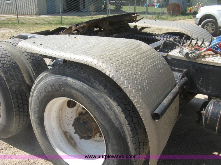 image for item K8709 1996 Peterbilt 357 semi truck