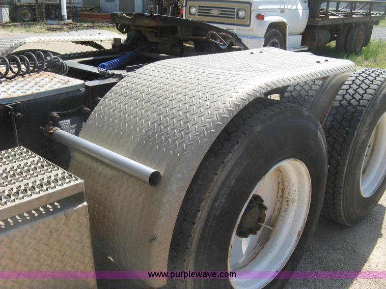 image for item K8709 1996 Peterbilt 357 semi truck