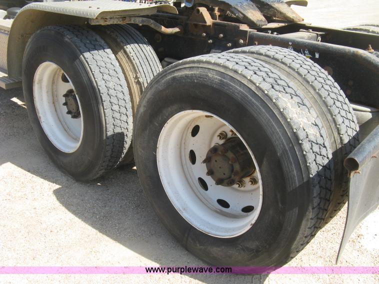 image for item K8709 1996 Peterbilt 357 semi truck