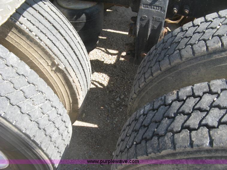 image for item K8709 1996 Peterbilt 357 semi truck