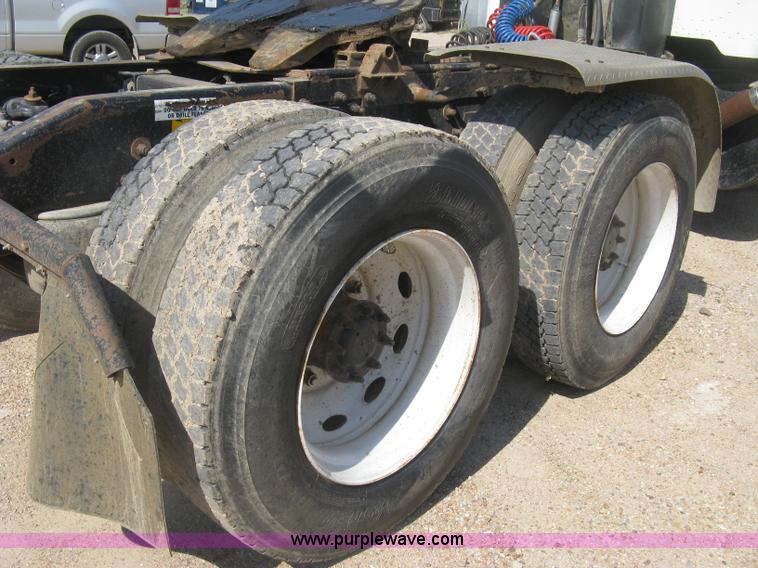 image for item K8709 1996 Peterbilt 357 semi truck