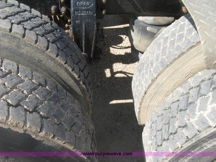 image for item K8709 1996 Peterbilt 357 semi truck