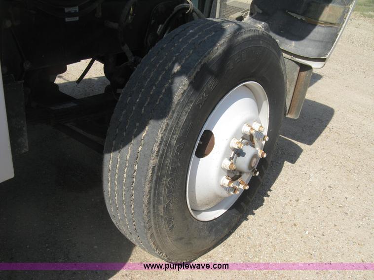 image for item K8709 1996 Peterbilt 357 semi truck