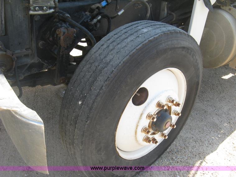 image for item K8709 1996 Peterbilt 357 semi truck