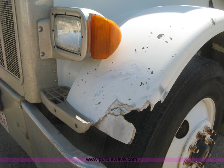 image for item K8709 1996 Peterbilt 357 semi truck