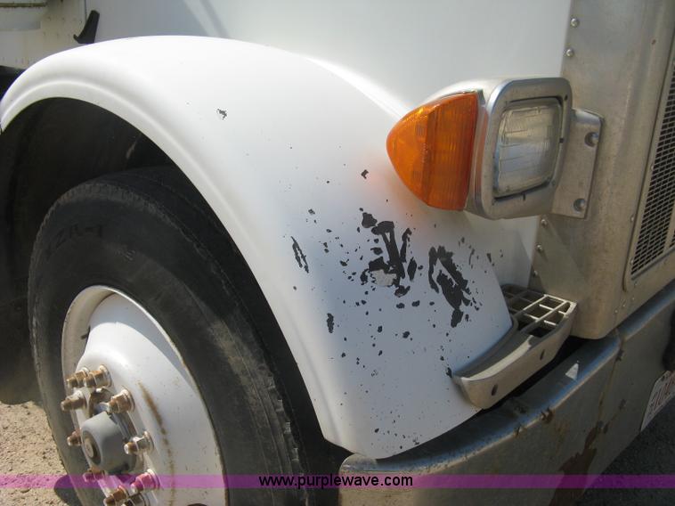image for item K8709 1996 Peterbilt 357 semi truck