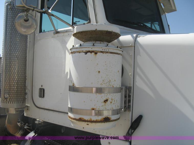 image for item K8709 1996 Peterbilt 357 semi truck