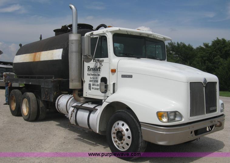 image for item K8729 1998 International 9100 vacuum truck