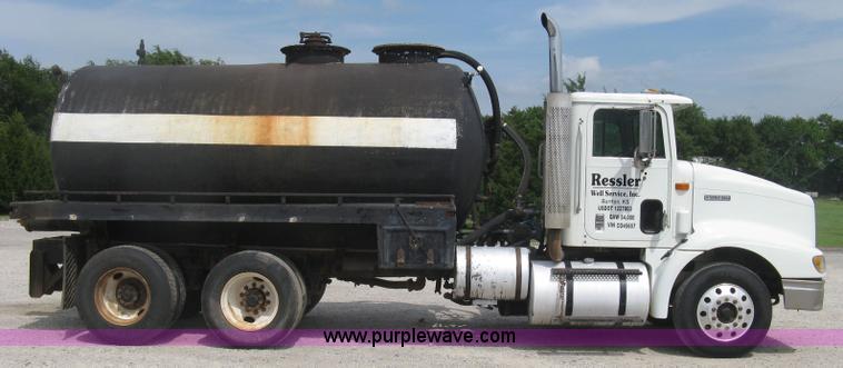 image for item K8729 1998 International 9100 vacuum truck
