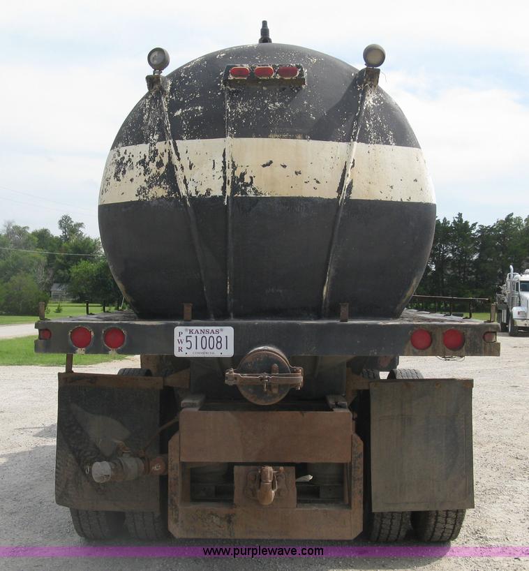 image for item K8729 1998 International 9100 vacuum truck
