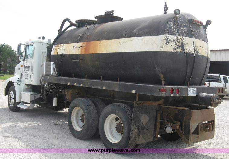 image for item K8729 1998 International 9100 vacuum truck