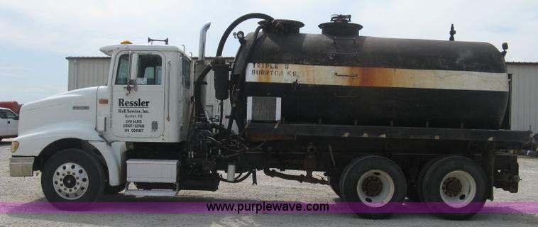 image for item K8729 1998 International 9100 vacuum truck