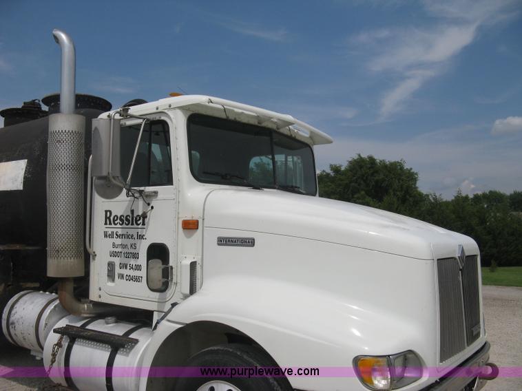 image for item K8729 1998 International 9100 vacuum truck