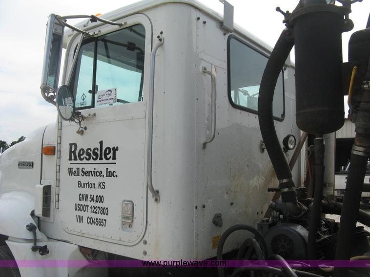 image for item K8729 1998 International 9100 vacuum truck
